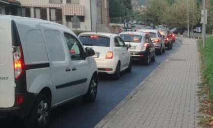 Traffico bloccato sulla 590 per lavori di asfaltatura della strada