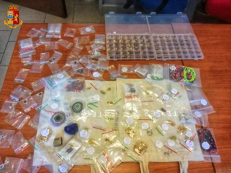Ruba trolley con 100mila euro di gioielli, denunciato 23enne del Torinese