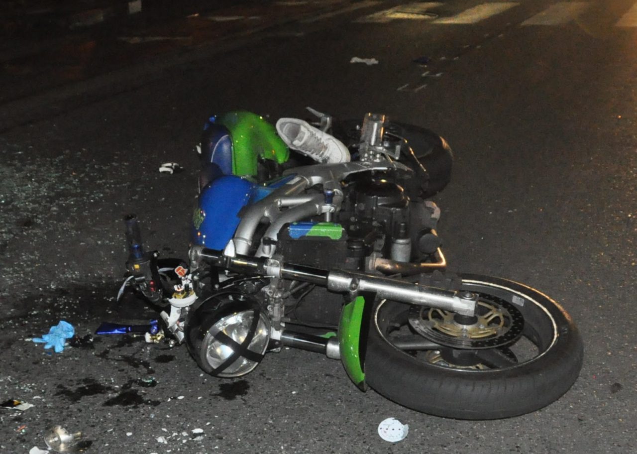 Scontro tra una moto e un’auto: morto un 24enne LE FOTO