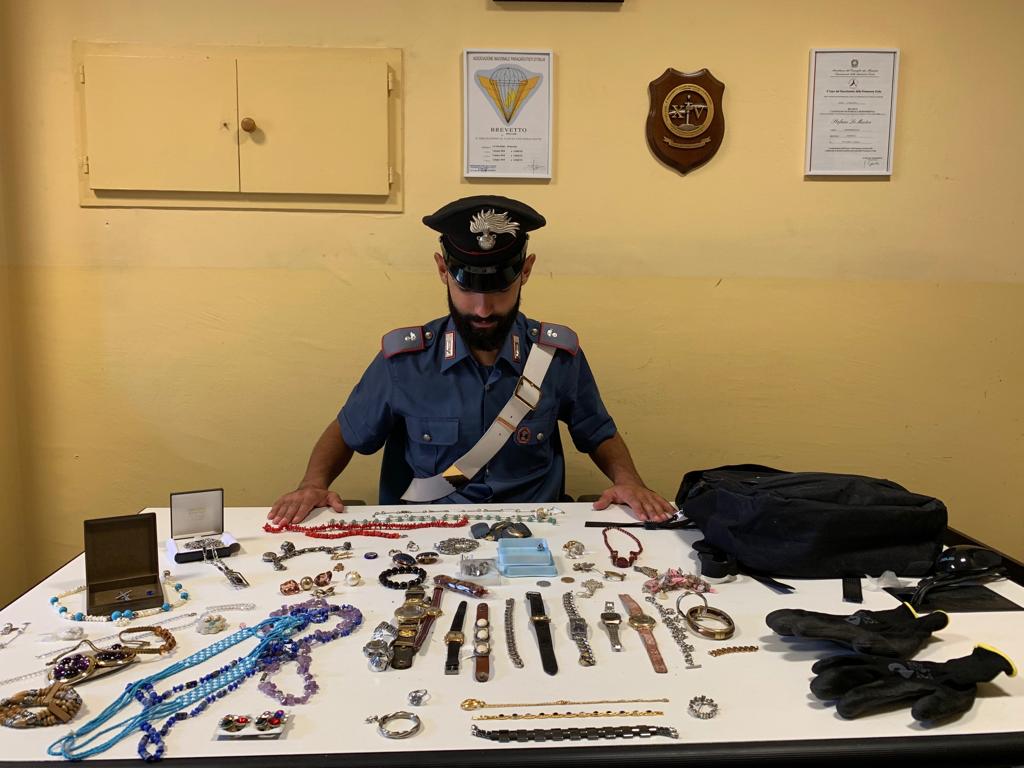 Lanciano zaino con refurtiva dalla macchina, tre ragazze arrestate
