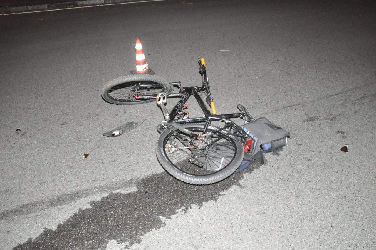 Auto investe un ciclista: è grave