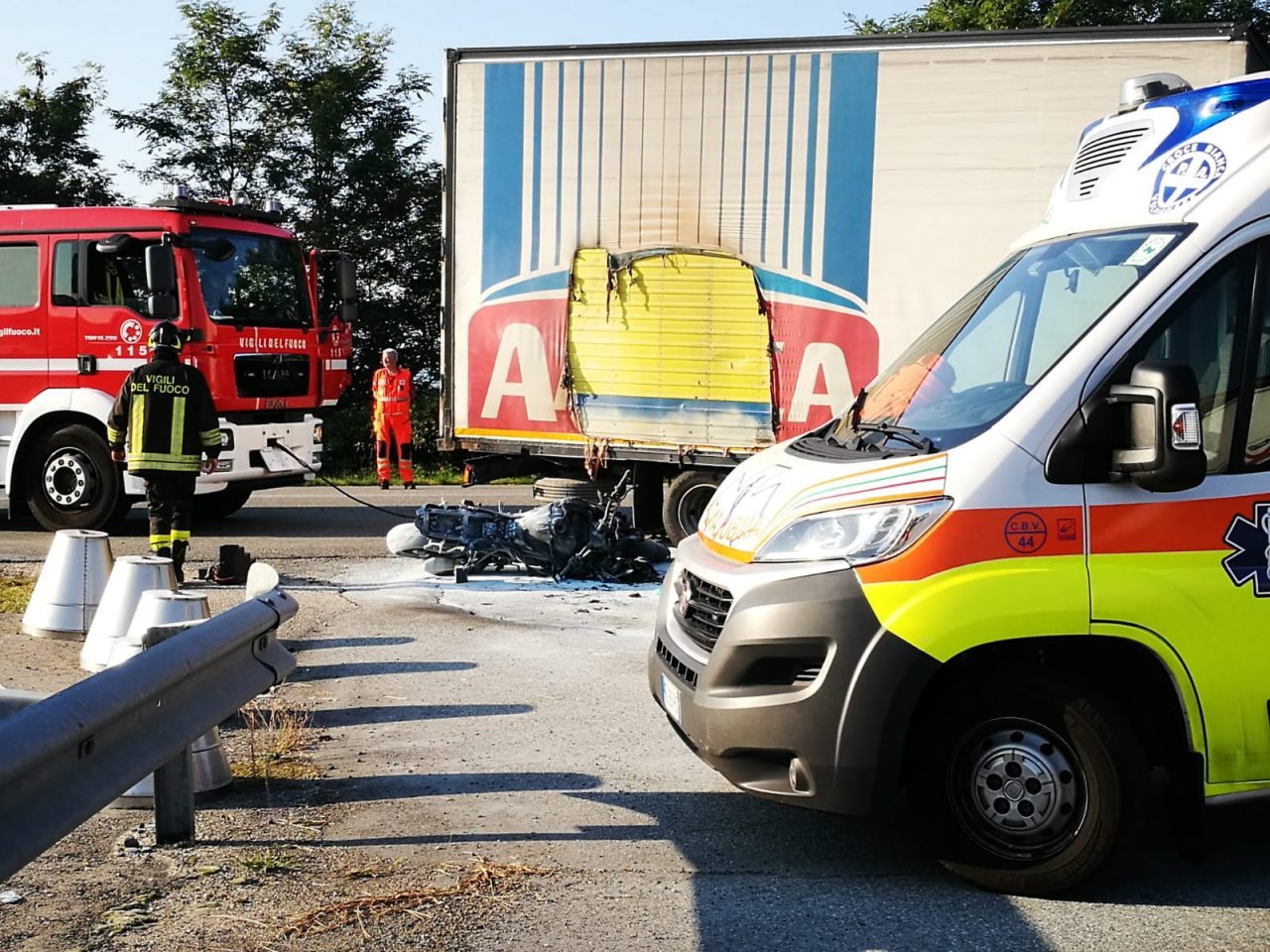 Scontro camion contro moto: un morto