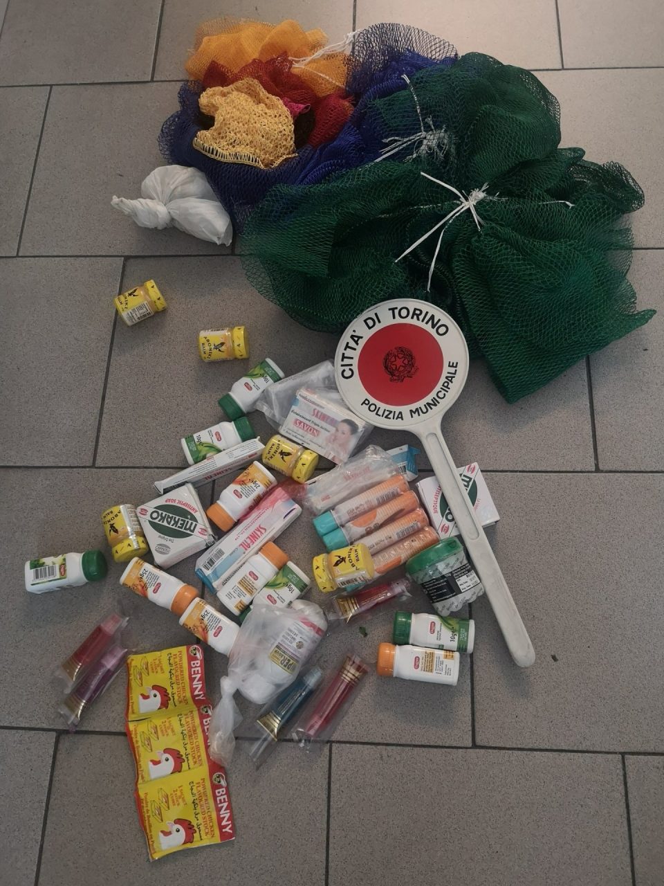 Controlli al mercato, blitz dei vigili