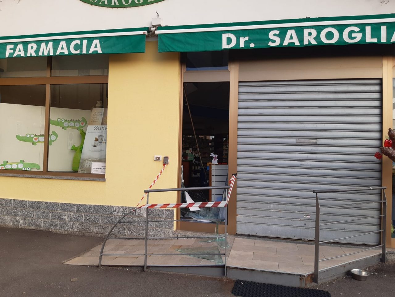 Sfondata in pieno giorno la vetrina della farmacia Saroglia