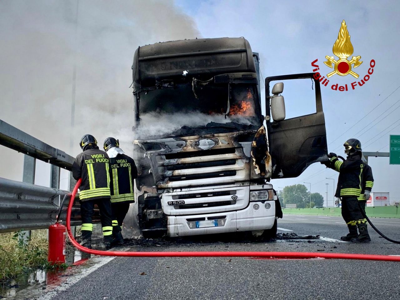 Tir in fiamme in tangenziale a Torino: traffico bloccato