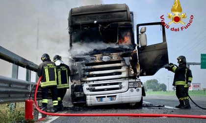 Tir in fiamme in tangenziale a Torino: traffico bloccato