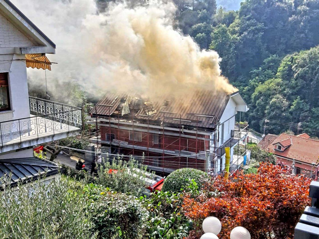Incendio tetto San Mauro Torinese vigili del fuoco