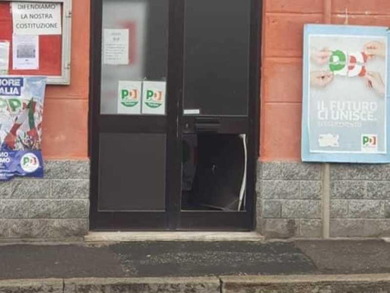 Sfasciata la sede del Pd dai vandali