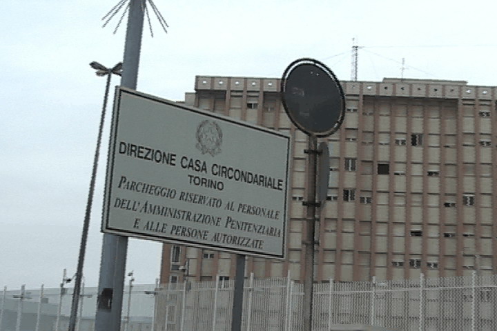 Agenti violenti in carcere: dopo gli arresti per tortura parla il sindacato