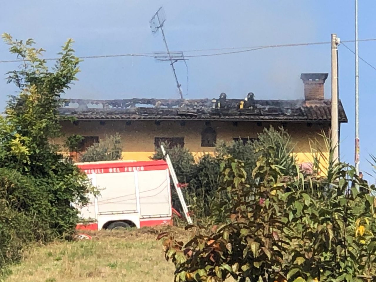 Incendio tetto a Verrua, soccorsi in azione LE FOTO