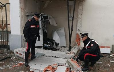 Assaltano due bancomat con l'esplosivo, ricercati ovunque dai carabinieri | VIDEO