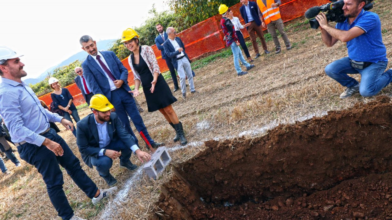 Settimo Torinese, palazzetto dello sport, inizio lavori posa prima pietra