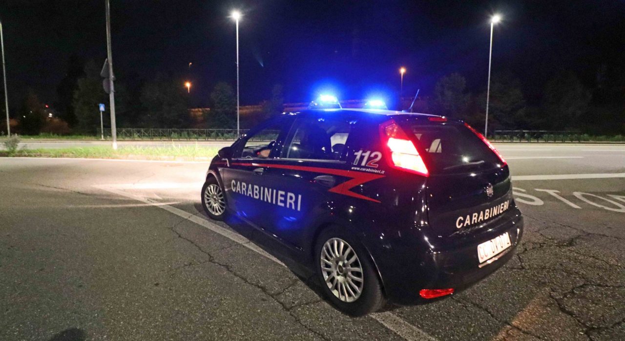 Cade dal secondo piano al Borgo Nuovo di Settimo