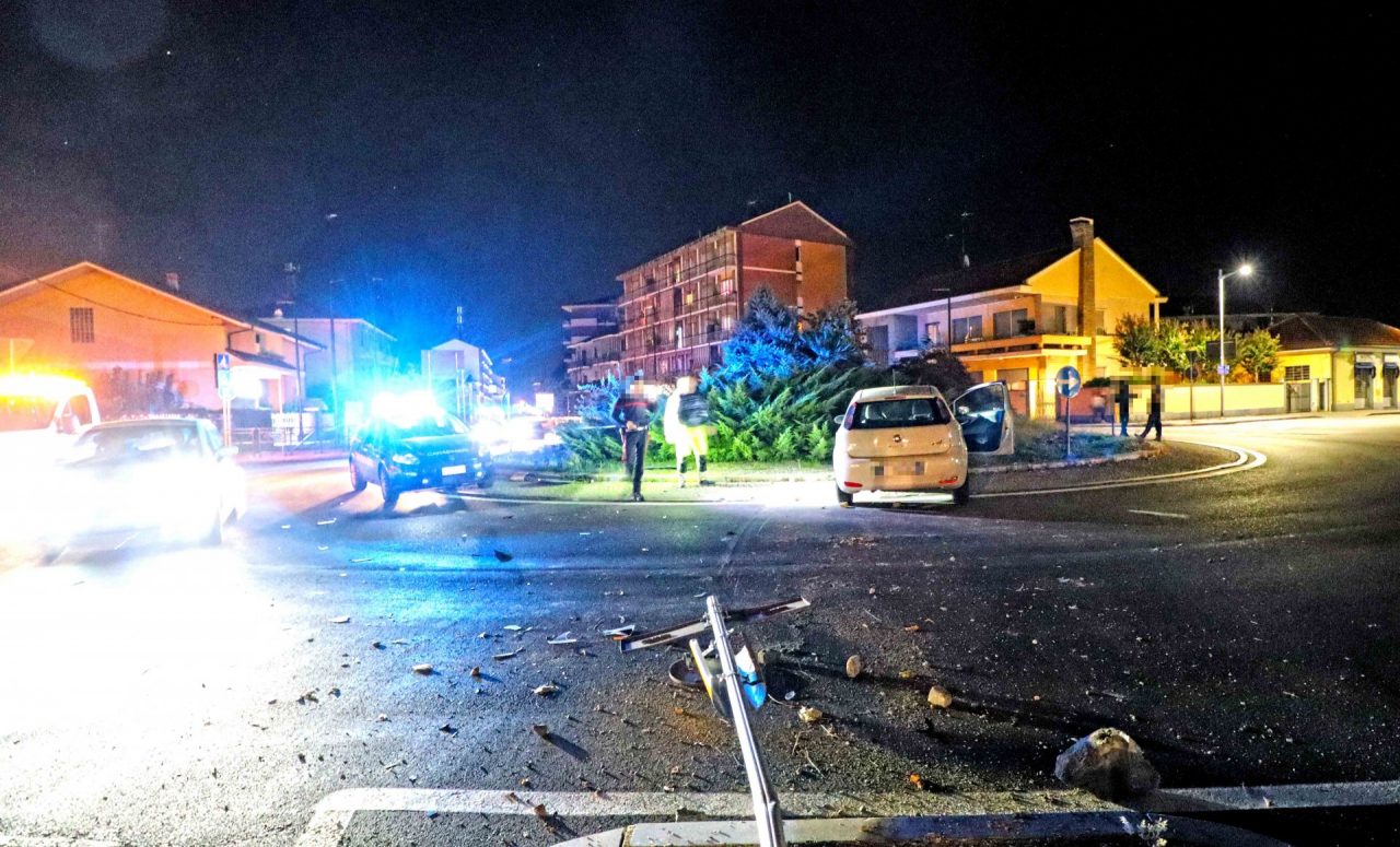 Si schianta contro la rotonda e scappa LE FOTO