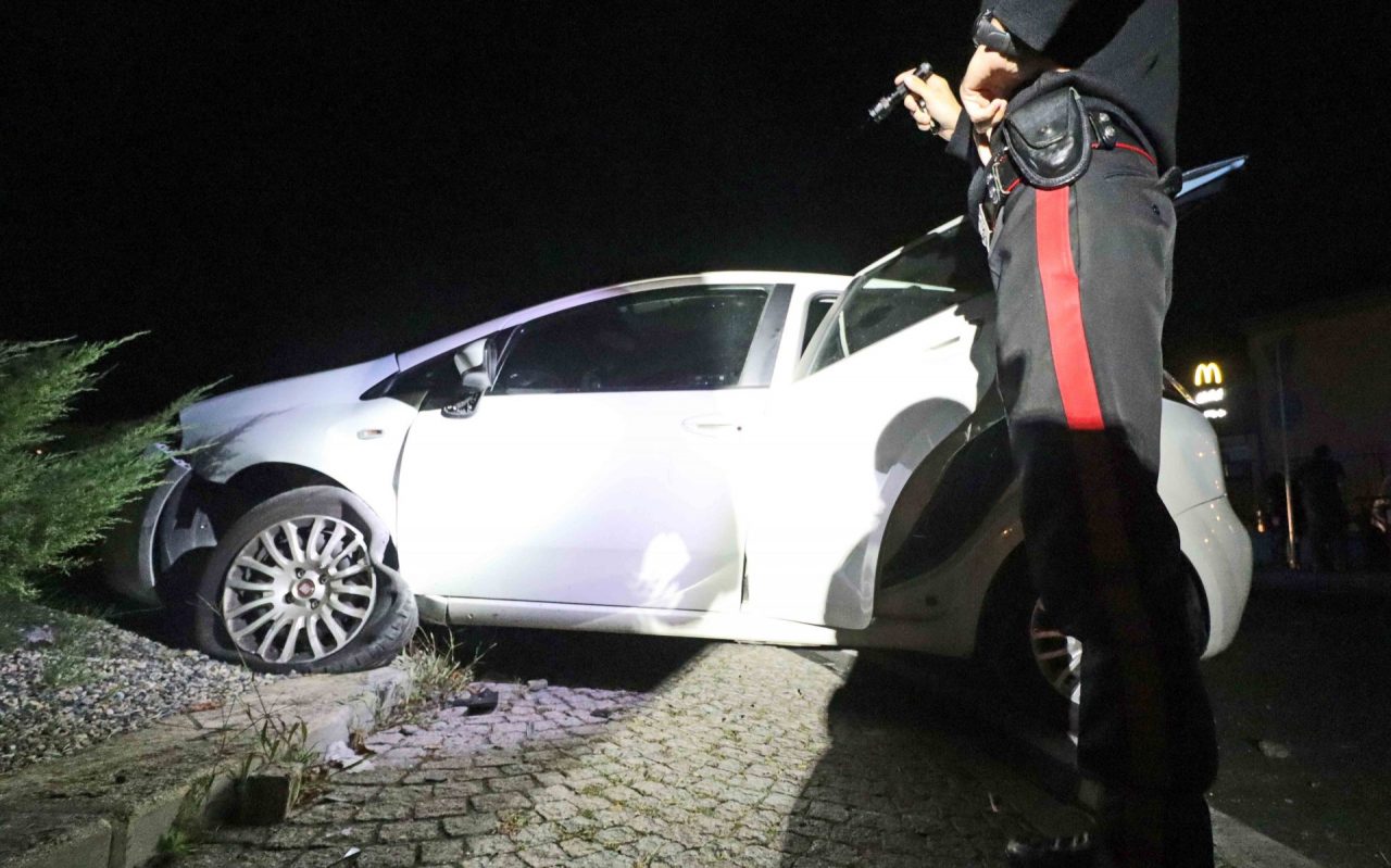 Si schianta contro la rotonda e scappa a Settimo