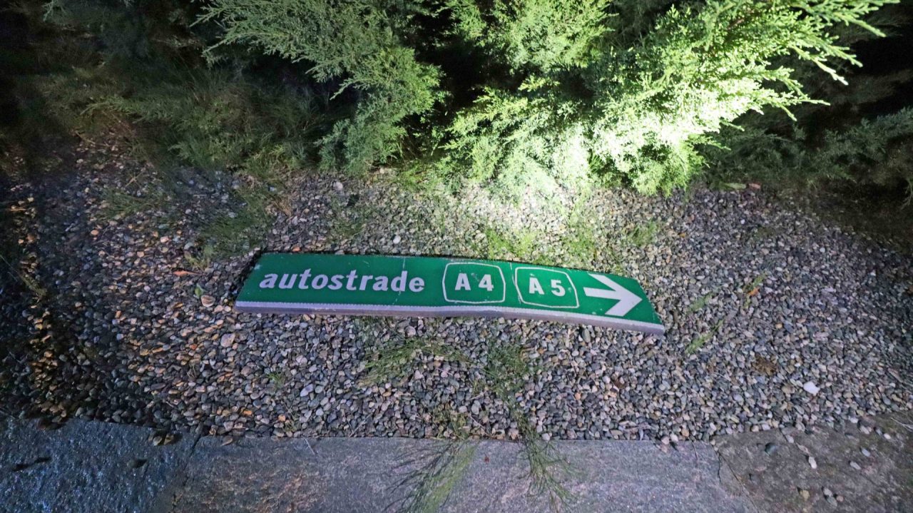 Si schianta contro la rotonda e scappa a Settimo