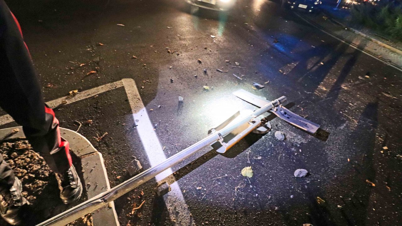 Si schianta contro la rotonda e scappa a Settimo