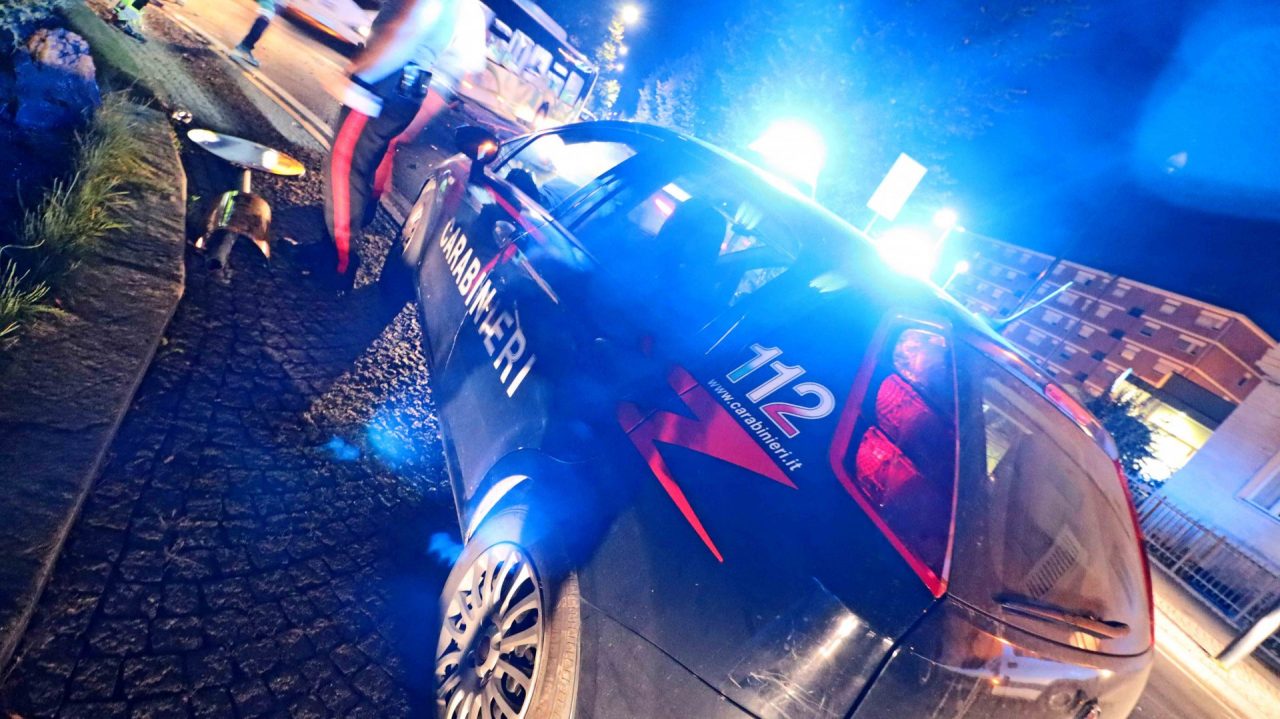 Si schianta contro la rotonda e scappa a Settimo