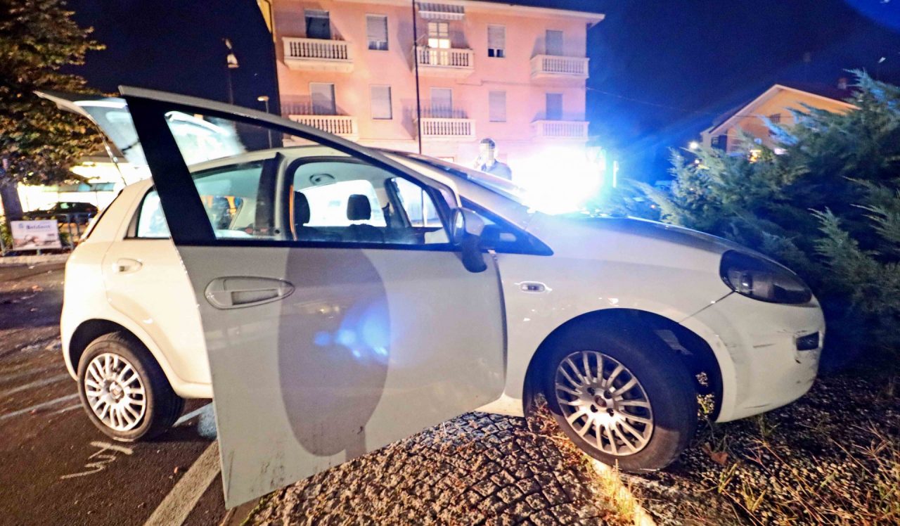 Si schianta contro la rotonda e scappa a Settimo