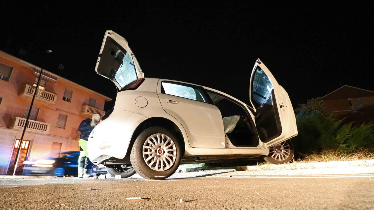 Si schianta contro la rotonda e scappa a Settimo