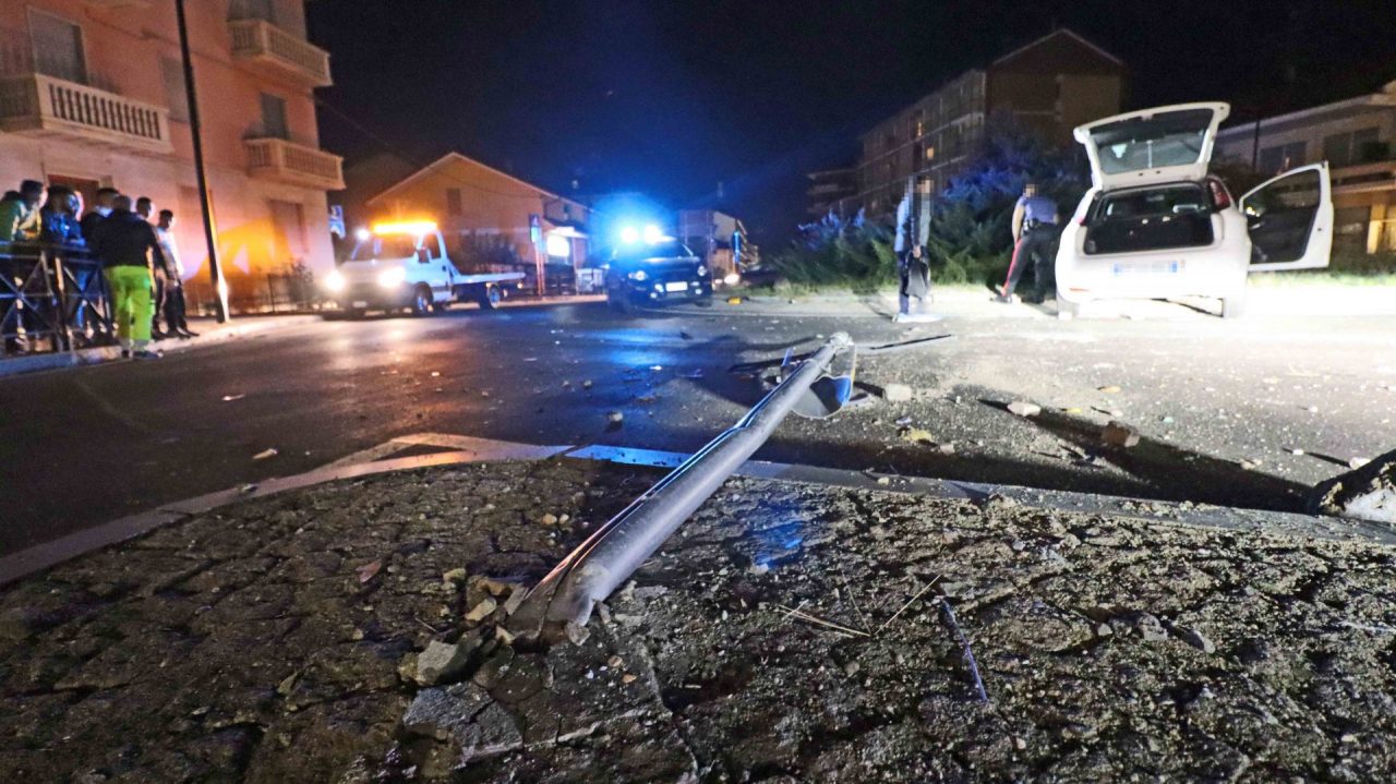 Si schianta contro la rotonda e scappa a Settimo