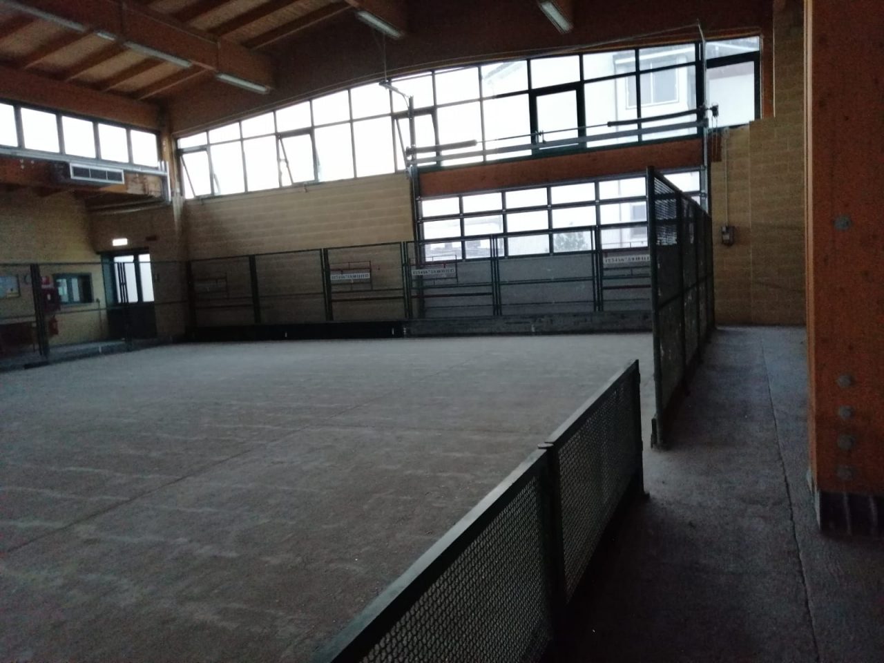 Polivalente inagibile, il vicesindaco: “E’ stata tolta la pavimentazione”