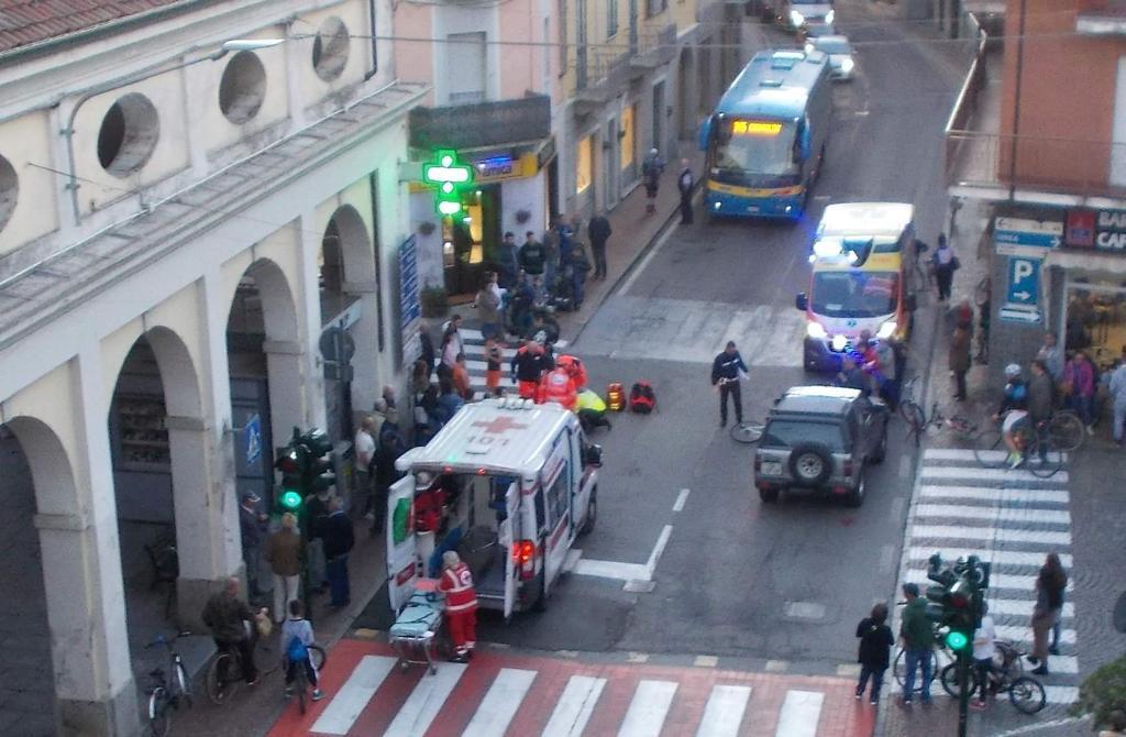 Ragazzino in bici attraversa senza guardare: investito da un’auto
