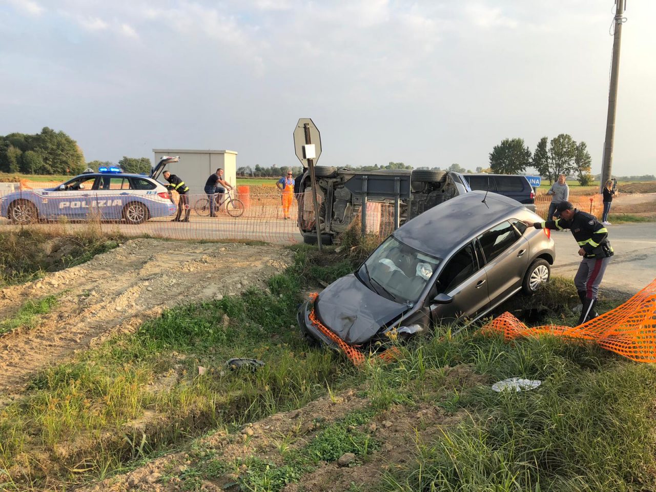 Auto taglia la strada ad un’altra vettura: maxi incidente FOTO e VIDEO