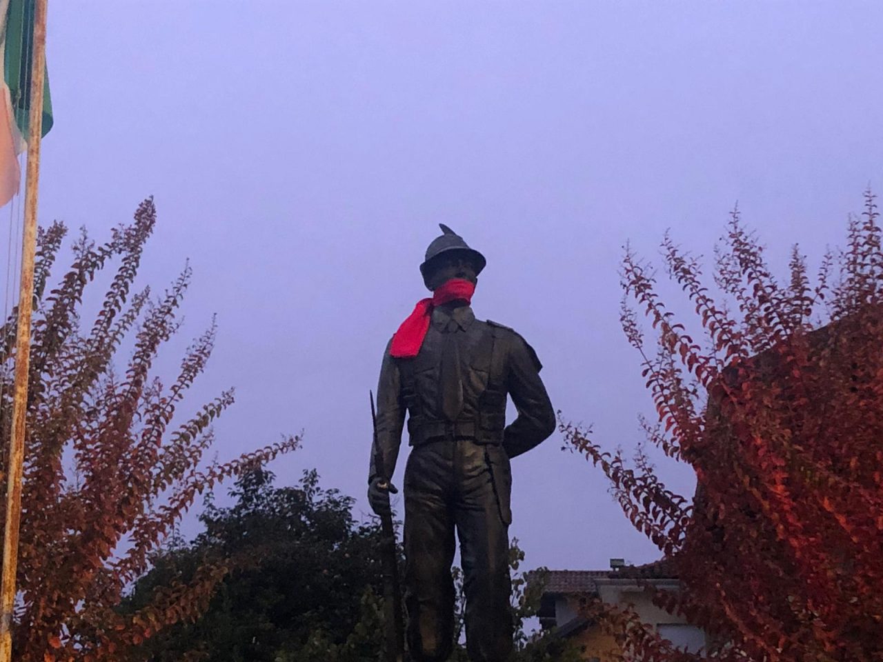 CasaPound imbavaglia il monumento dell’Alpino a Verolengo