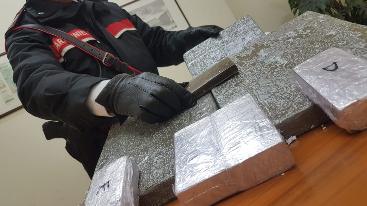 Abbandona sette chili di hashish sull’autobus LE FOTO
