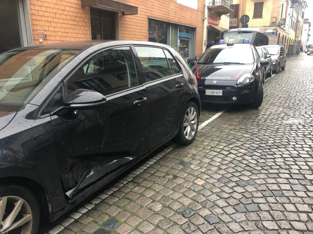 Scontro tra due auto a Verolengo, coinvolto il parroco