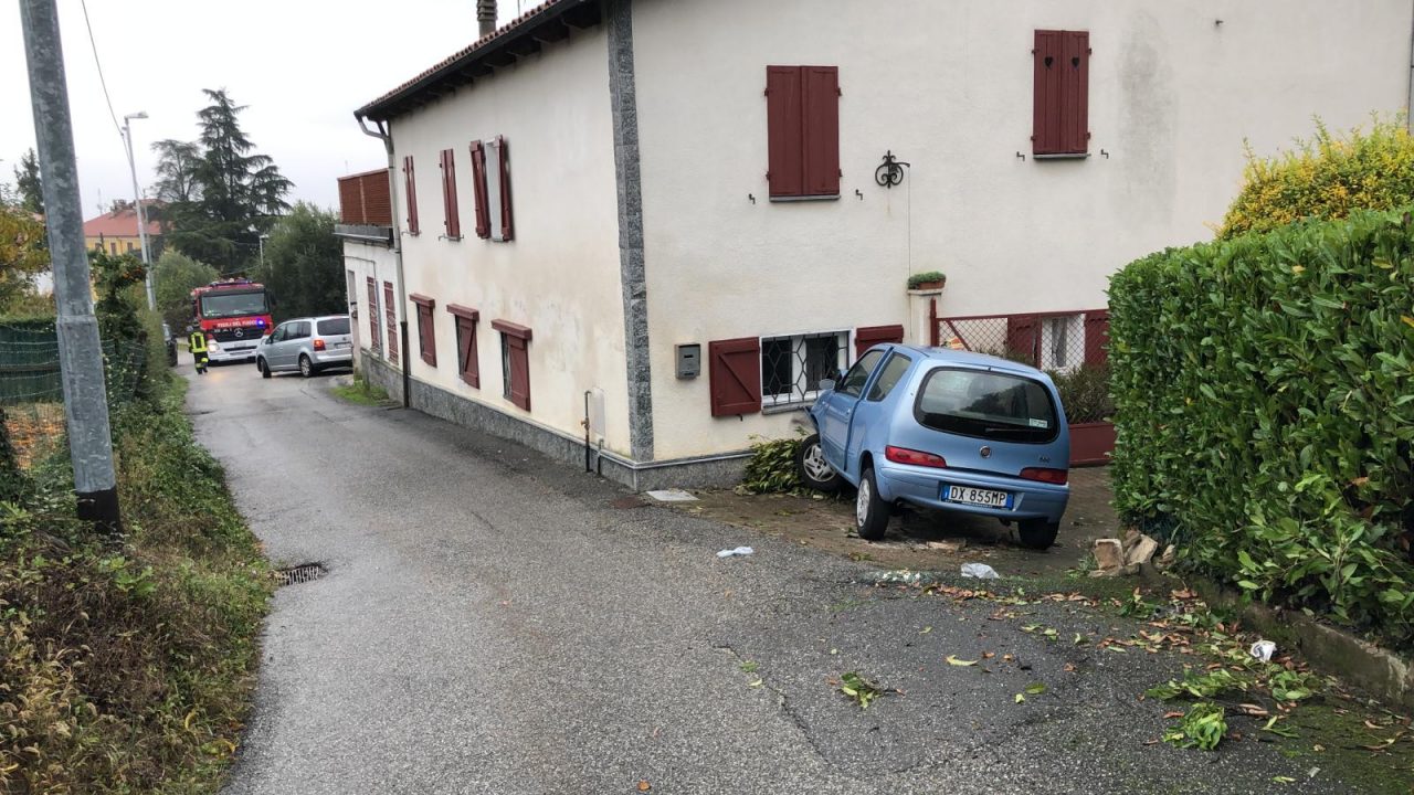 Perde il controllo dell’auto e finisce contro una casa a 91 anni LE FOTO