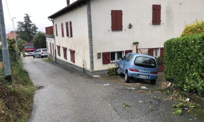 Perde il controllo dell'auto e finisce contro una casa a 91 anni LE FOTO