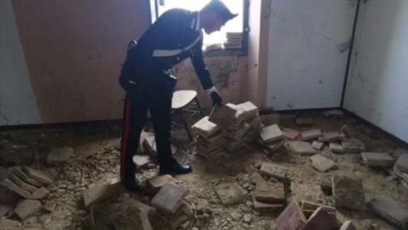 Rubano mattonelle in cotto antico in una cascina, ladri fermati in flagrante