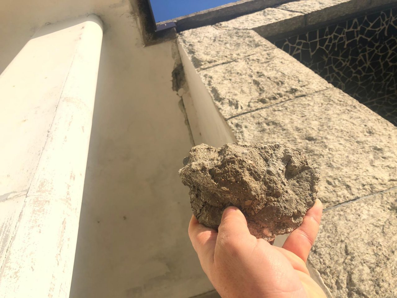 Cadono calcinacci dalle cellette del cimitero