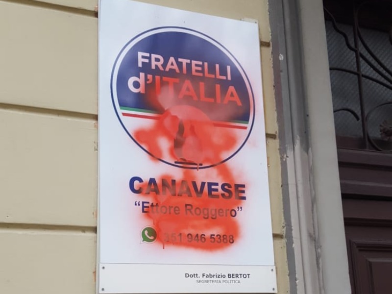 Imbrattata la targa della sede di Fratelli d’Italia