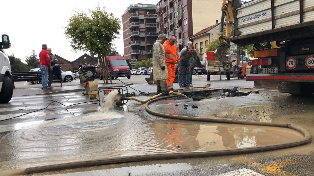 Guasto sulla linea dell’acquedotto in piazza Garibaldi a Crescentino