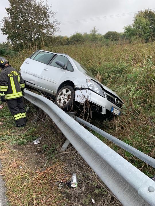 Auto fuori strada a Villareggia: un ferito
