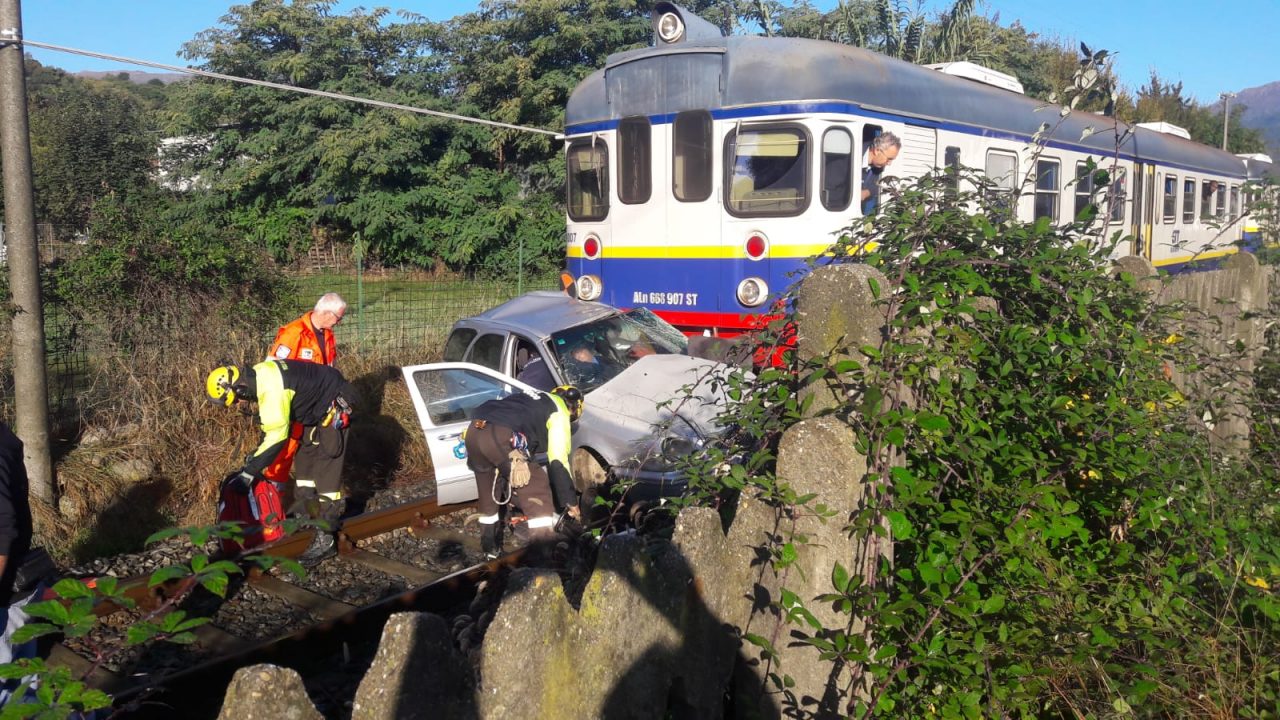 Auto travolta dal treno, una persona ferita
