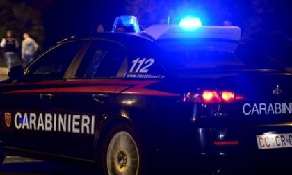 Tenta di rapinare una donna in strada, carabiniere in borghese lo insegue e lo fa arrestare