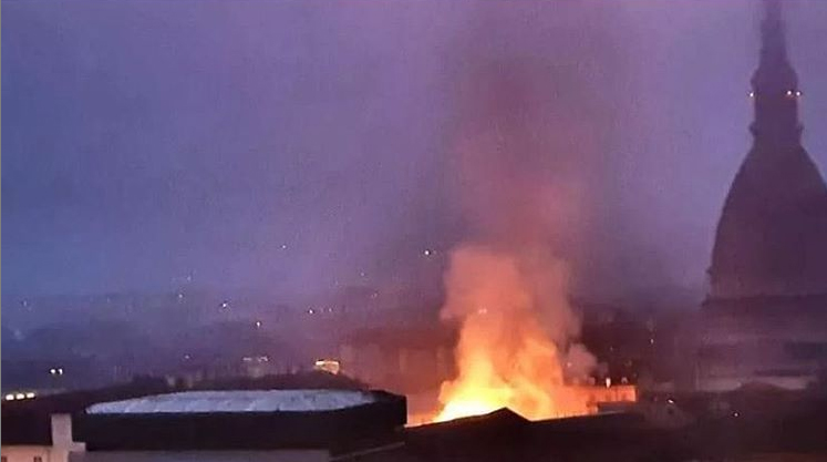 In fiamme il tetto della Cavallerizza Reale a Torino | FOTO