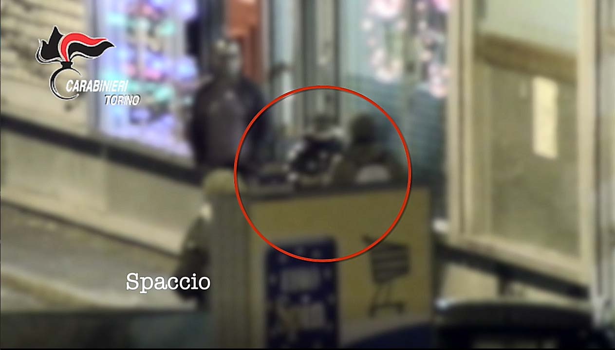 Market della droga h24, maxi blitz dei carabinieri | VIDEO