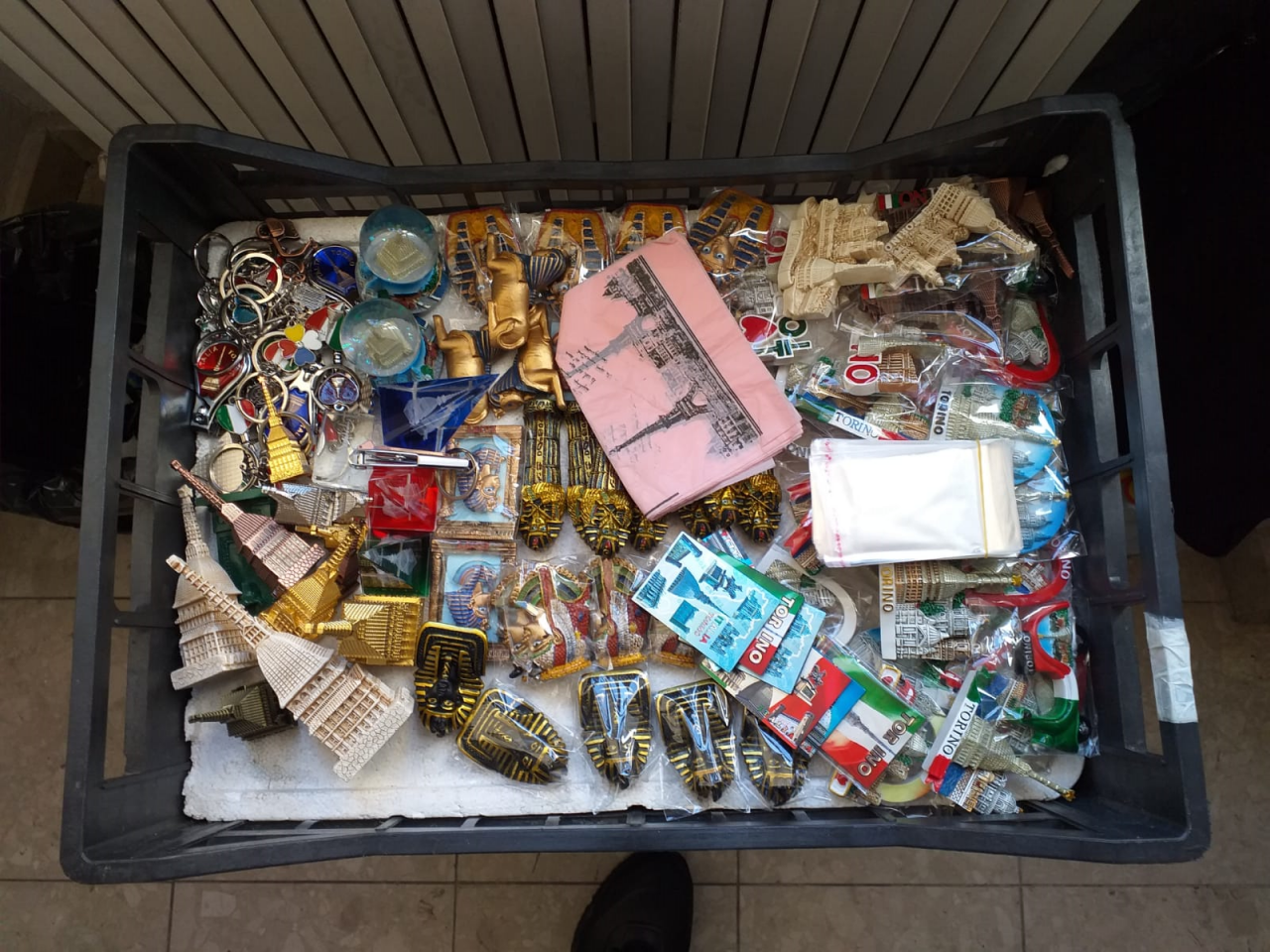 Lotta agli abusivi, sequestri nelle zone dei musei LE FOTO