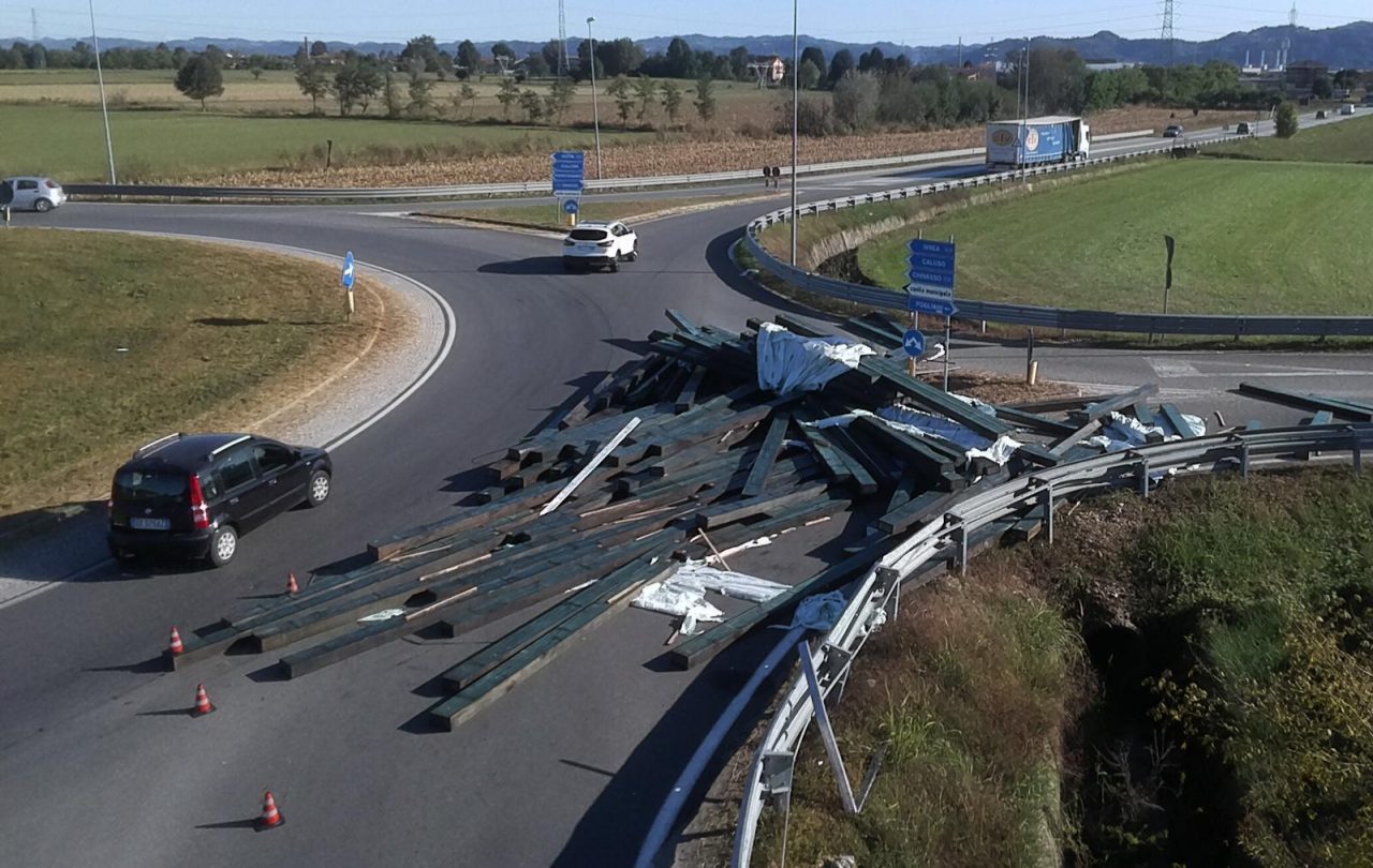 Camion perde il carico tra Chivasso e Caluso: traffico in tilt FOTO E VIDEO