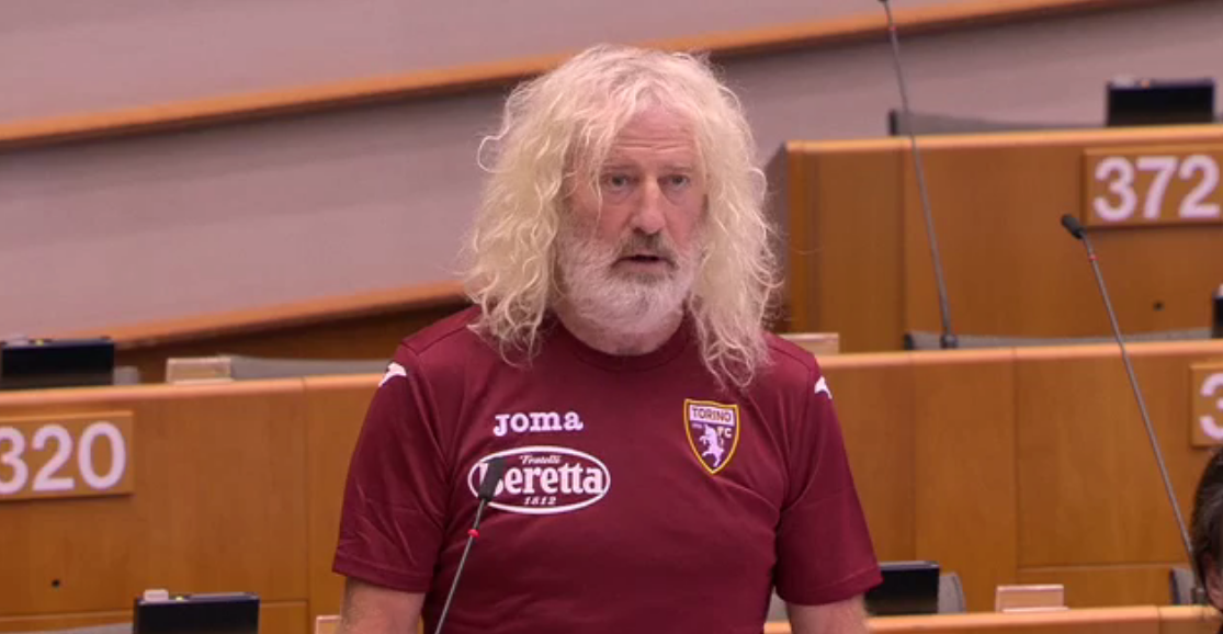 Mick Wallace con la maglia del Toro in Parlamento, una passione nata a San Mauro