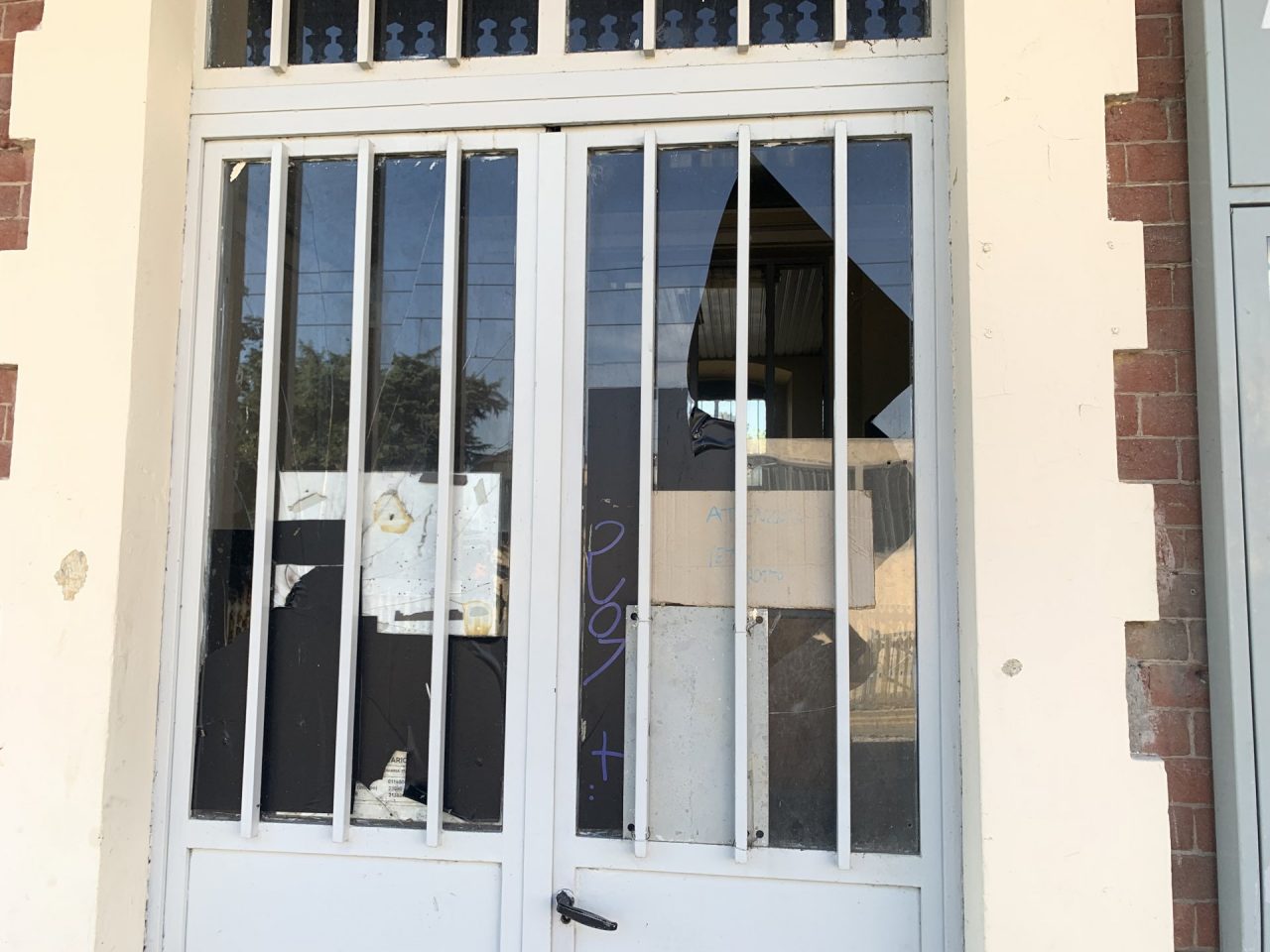 Vandali sporcano e distruggono la stazione di Crescentino