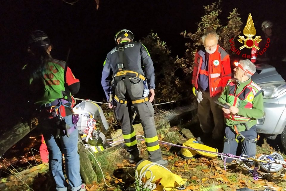 Auto finisce in un burrone: un ferito grave