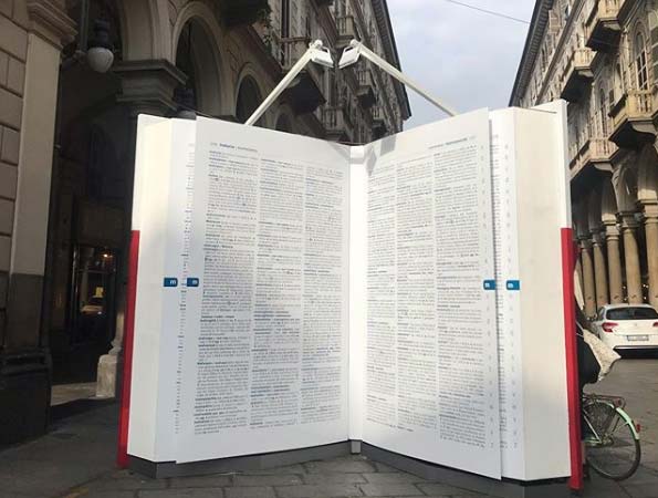 3.000 parole a rischio estinzione, maxi vocabolario di Zanichelli in centro a Torino