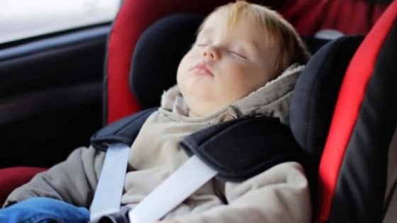 Seggiolini anti abbandono obbligatori da oggi, ma in pochissimi lo sanno | VIDEO