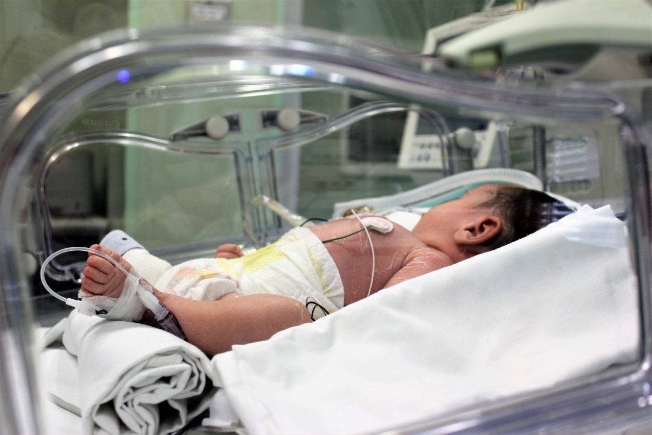 Bambino abbandonato dai genitori, è affetto da una rara malattia
